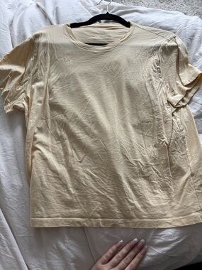 Everlane Short Sleeve Crew Tee in butter yellow